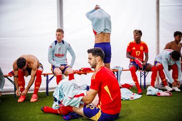 Mikel Merino se prepara para la fotografía.