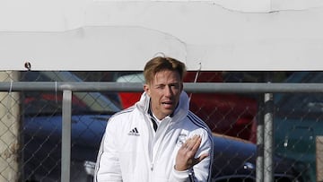 Guti controlling from the sidelines for Real Madrid Juvenile B