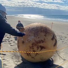 Aparece una enorme bola de hierro en una playa de Japón