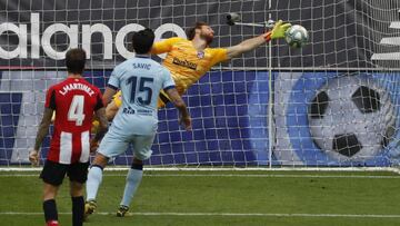 Oblak sacó de forma increíble este remate de Yerai.