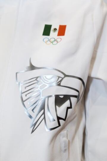 La Delegación Mexicana lucirá indumentaria de la marca española Joma. La sencillez y los tradicionales colores son su distintivo.El uniforme cuenta con el logo de Río 2016 y el uniforme de gala ostenta un detalle mexicano