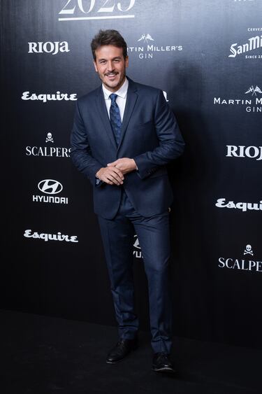 Diego Losada atiende a los medios a su llegada al posado de la gala de entrega de los Premios Hombres del Año Esquire en el Casino de Madrid.