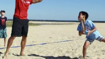 <b>CON LOS DEBERES HECHOS. </b>David Ferrer juega con unos niños en la playa de St. Kilda, donde estuvo pasando la mañana de ayer.