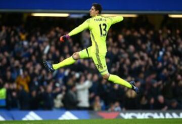 Thibaut Courtois celbrando el gol de Pedro en el Chelsea-Bournemouth.
