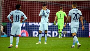 Los jugadores del Atlético se lamentan tras caer ante el Bayer Leverkusen.