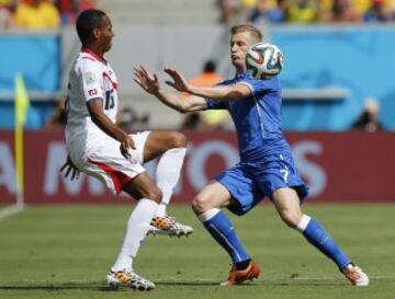 El defensa costarricense Junior Diaz (i) y el defensa italiano Ignazio Abate luchan por el balón durante el partido Italia-Costa Rica, del Grupo D del Mundial de Fútbol de Brasil 2014, en el Arena Pernambuco de Recife.