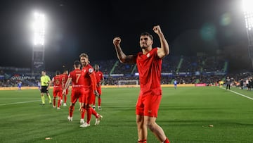 Imagen de Isaac Romero celebrando su primer gol con el Sevilla en el Coliseum. EFE/ Mariscal