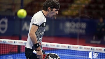 Franco Stupaczuk durante un torneo de World Padel Tour.