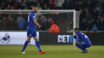 Del cielo al infierno en 10 meses. El campeón de la Premier League, el Leicester City, sumó su quinta derrota consecutiva ante el Swansea, con marcador de 2-0. La situación de la ‘Cenicienta’ de la última temporada del fútbol mundial no puede ser más alarmante: están un punto por encima de la zona de descenso y no ha anotado un solo gol en liga en 2017. La caída en picada del equipo de Ranieri parece no tener fin.