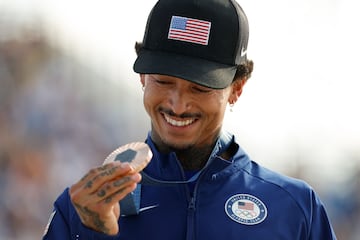 Bronze medallist US' Nyjah Huston holds his medal after the victory ceremony for the men's street skateboarding event during the Paris 2024 Olympic Games at La Concorde in Paris on July 29, 2024. (Photo by Odd ANDERSEN / AFP)