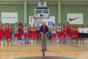 Manuela Carmena ha deseado suerte a los jugadores de cara a los Juegos Ol赤mpicos.