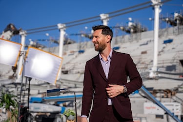 Lionel Messi ha adquirido recientemente la UE Cornellà, convirtiéndose en el propietario total del club catalán. Esta operación, confirmada a mediados de abril de 2026, representa una apuesta directa del astro argentino por el fútbol base y el desarrollo del talento local en Cataluña. Messi ha formalizado la adquisición de la totalidad de las acciones de la Unió Esportiva Cornellà. El plan principal de Messi es potenciar la cantera del club, una de las más prestigiosas de España, de donde han salido jugadores como Jordi Alba y David Raya.