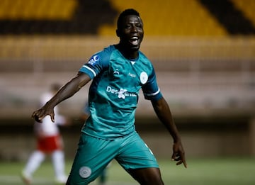 Ezeali celebra un gol con Rodelindo.