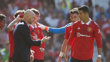 Soccer Football - Pre Season Friendly - Manchester United v Rayo Vallecano - Old Trafford, Manchester, Britain - July 31, 2022 Manchester United manager Erik ten Hag speaks with Manchester United's Cristiano Ronaldo during a drinks break Action Images via Reuters/Ed Sykes