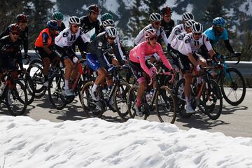 Joao Almeida con el pelotón. 