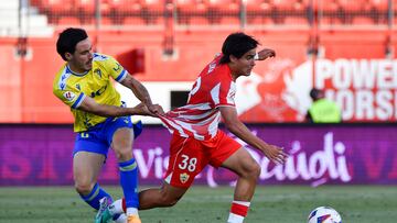 El delantero mexicano de la UD Almería Luka Romero se escapa del defensa del Cadiz  Joseba Zaldua