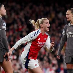 Aussia Russo celebra el tercer gol del Arsenal contra el Real Madrid.