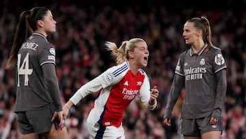Alessia Russo celebra el tercer gol del Arsenal contra el Real Madrid.