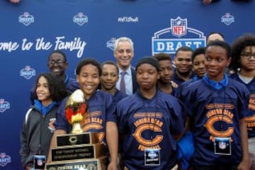 El alcalde de Chicago Rahm Emanuel posa con los junior de los Chicago Bears.