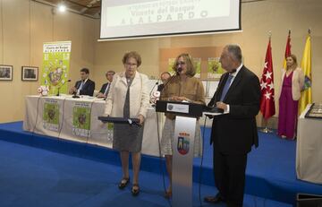 Flori Sanz madre de Fernando Torres entrega el premio a Maribel Matallanas.