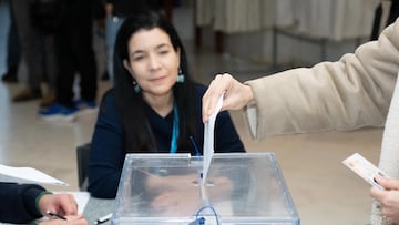 Una persona ejerce su derecho a voto, en el Centro Galego de Arte Contemporáneo (CGAC), a 18 de febrero de 2024, en Santiago de Compostela, A Coruña, Galicia (España). Todos los gallegos han sido llamados a las urnas hoy, 18 de febrero, para elegir a su nuevo presidente autonómico para los próximos cuatro años. Hay 75 escaños en juego, por lo que los candidatos de los diferentes partidos deben alcanzar una mayoría absoluta de 38 escaños para hacerse con la Presidencia.
18 FEBRERO 2024;ELECCIONES;VOTO;VOTACIONES;AUTONÓMICAS;GALLEGAS;18F
César Arxina   / Europa Press
18/02/2024