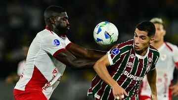 America de Cali's defender #06 Cristian Tovar and Fluminense's Colombian forward #90 Kevin Serna fight for the ball during the Copa Sudamericana round of 16 second leg football match between Brazil's Fluminense and Colombia's America de Cali at the Maracana Stadium in Rio de Janeiro, Brazil on August 19, 2025. (Photo by Pablo PORCIUNCULA / AFP)