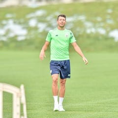 Vesga y Herrera forman el doble pivote, con Balenziaga fuera de la lista