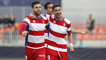 Rodri y Dani Ojeda celebran un gol en el Cerro del Espino.