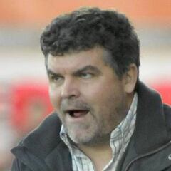 Onésimo la lía: ¡le dijo al árbitro que acabarían en el calabozo!