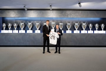 Dean Huijsen y Florentino Prez posan con la camiseta del jugador. 
