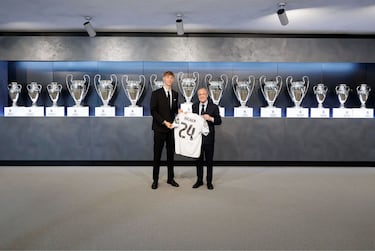 Dean Huijsen y Florentino Pérez posan con la camiseta del jugador. 