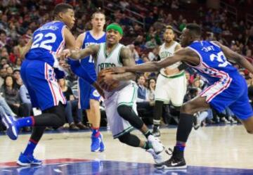 Isaiah Thomas intenta abrirse paso ante Richaun Holmes y Jerami Grant.