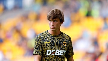 Fer López durante un partido con el Wolverhampton.