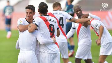 Comesaña y Ulloa abrazan a Isi, tras la victoria contra el Espanyol.