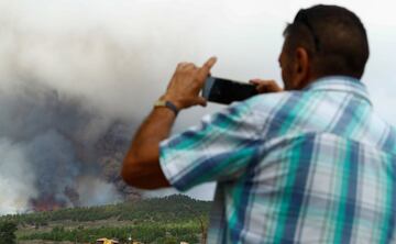 Un hombre fotografía la erupción.