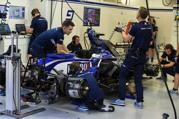 Los pilotos de Sauber inspeccionando el vehículo de Marcus Ericsson.