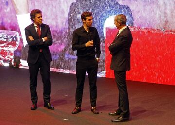 Simon Yates con Pedro Delgado y Carlos de Andrés.