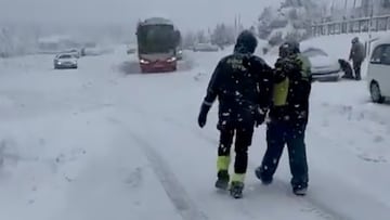 Guardia Civil en la estación de esquí de Valdelinares rescatando a coches y autobuses atrapados por la nieve el lunes 3 de marzo del 2025.