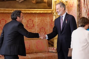 El Rey Felipe VI  saluda al fiscal general del Estado, Álvaro García Ortiz.
