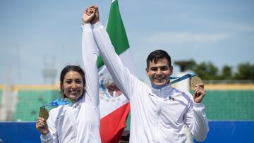 AMDEP5174. SANTO DOMINGO (REPÚBLICA DOMINICANA), 27/06/2023.- Mariana Arceo (i) y Duilio Carrillo de México posan con la medalla de oro hoy, en relevo mixto de pentatlón moderno en los Juegos Centroamericanos y del Caribe en Santo Domingo (República Dominicana). EFE/ Orlando Barría
