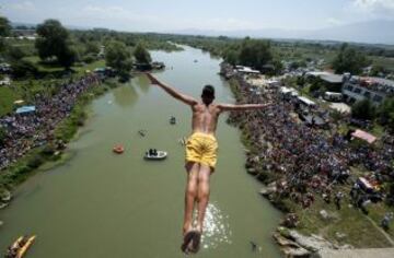 Un joven salta desde los 22 metros de altura del puente Ura en Shenjte durante una competición sobre el río Drini i Bardhe.