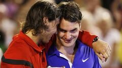 Rafa Nadal consuela a Roger Federer tras ganarle en la final del Open de Australia 2009.