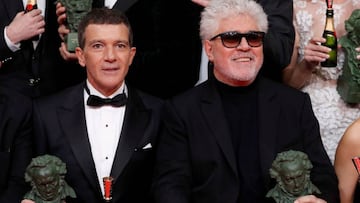 Antonio Banderas, tras recibir su Goya como mejor actor, junto con el director de la pel&iacute;cula, Pedro Almod&oacute;var.