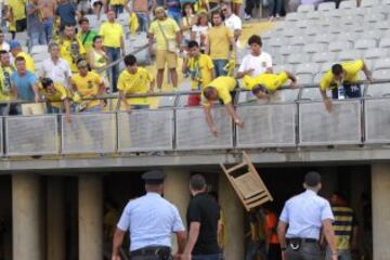 Aficionados de la UD Las Palmas lanzan sillas desde la grada, al término del partido de la Liga Adelante ante el Córdoba disputado esta tarde en el estadio de Gran Canaria, en Las Palmas. 