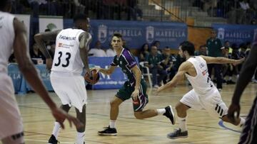 Pablo Sánchez conduce un balón ante Thompkins y Llull en un Costa del Sol de hace dos años jugado en Marbella..