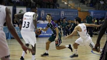 Pablo S&aacute;nchez conduce un bal&oacute;n ante Thompkins y Llull en un Costa del Sol de hace dos a&ntilde;os jugado en Marbella..