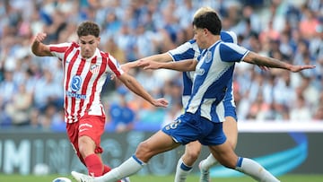 Julián Alvarez regateando a Nehuén Perez, durante el amistoso ante el Oporto