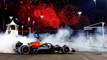Max Verstappen haciendo donuts con el Red Bull tras la carrera de Abu Dhabi 2023.