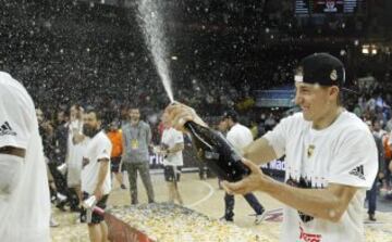 Jaycee Carroll, el máximo anotador madridista de la final con 16 puntos, festeja la consecución de la Novena Euroliga.