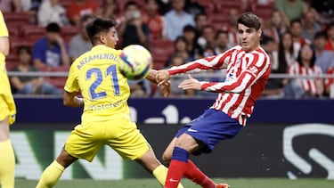 MADRID, 03/05/2023.- El delantero del Atlético de Madrid Álvaro Morata (d) en un lance del partido con Santiago Arzamendia (i), defensa paraguayo del Cádiz CF durante el partido de LaLiga entre el Atlético de Madrid y el Cádiz que disputan este miércoles en el Estadio Metropolitano. EFE/Sergio Pérez